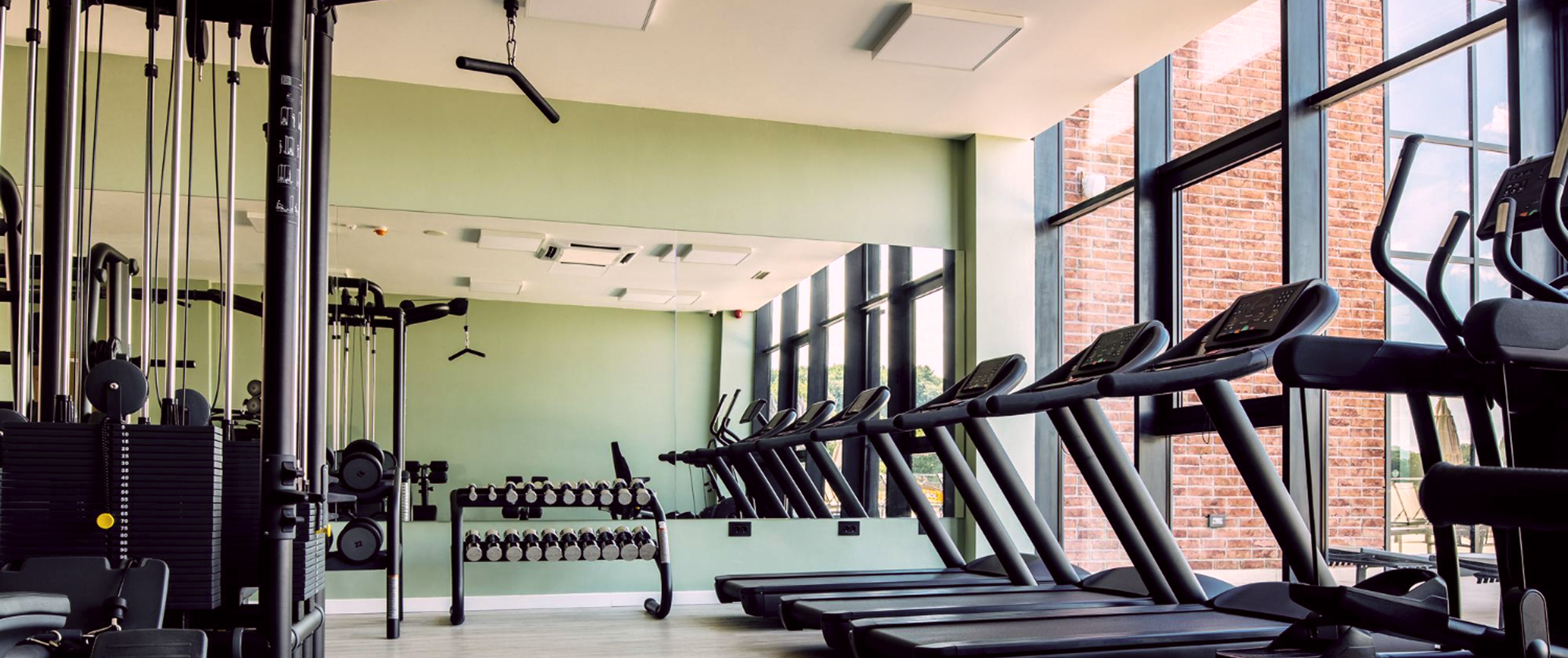 зал для занятия спортом с кучей тренажеров